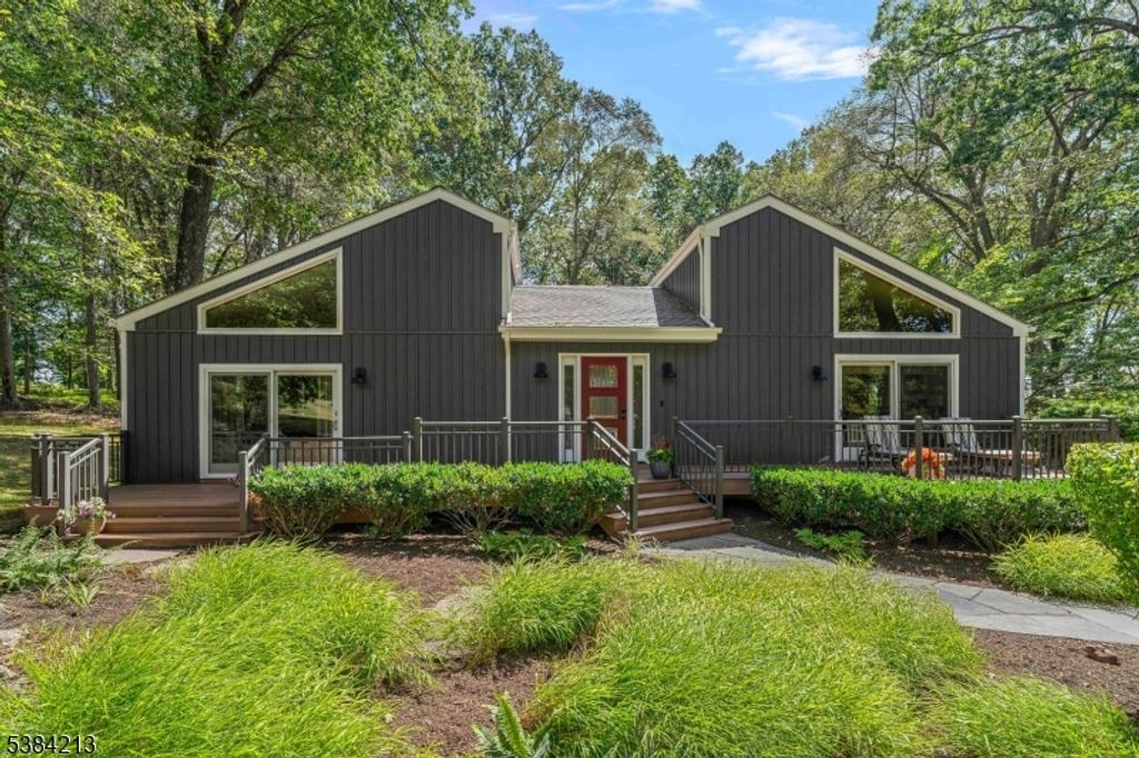 1 Fawn Ridge Rd, Clinton Twp., NJ 08833