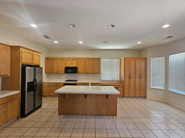 943 Tannehill Dr, Manteca, CA 95337