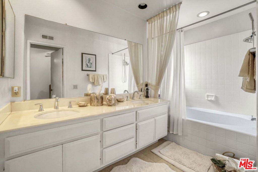 Image 25 of property listing at 3616 Kensley Drive, Inglewood, CA 90305