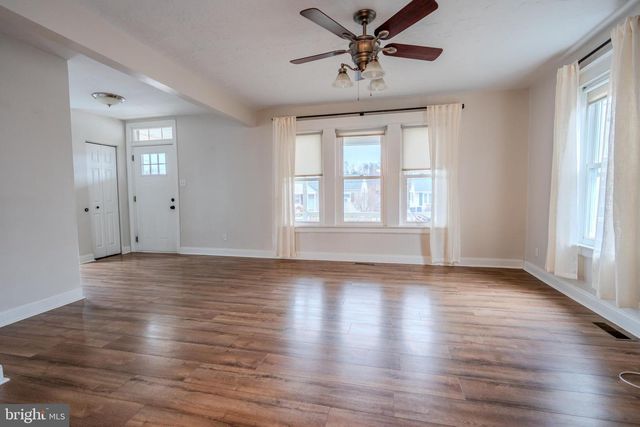 48 W HIGH ST, Windsor, PA 17366