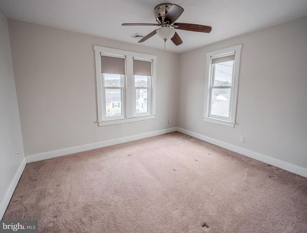 48 W HIGH ST, Windsor, PA 17366