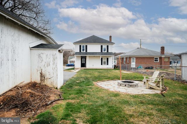 48 W HIGH ST, Windsor, PA 17366