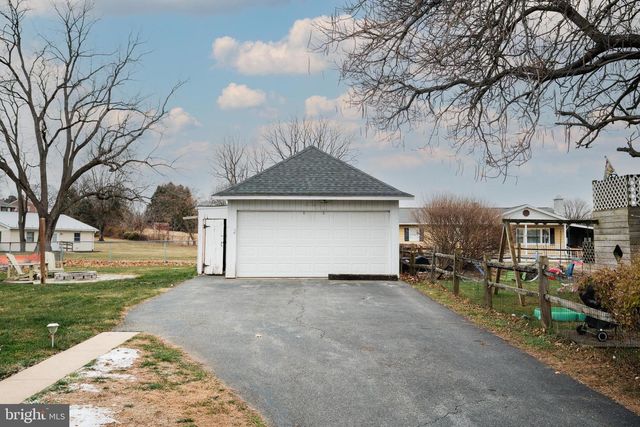 48 W HIGH ST, Windsor, PA 17366