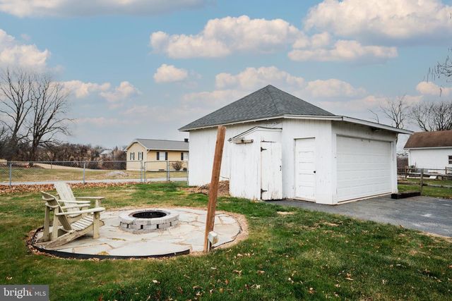 48 W HIGH ST, Windsor, PA 17366