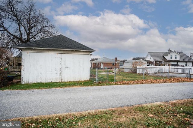 48 W HIGH ST, Windsor, PA 17366