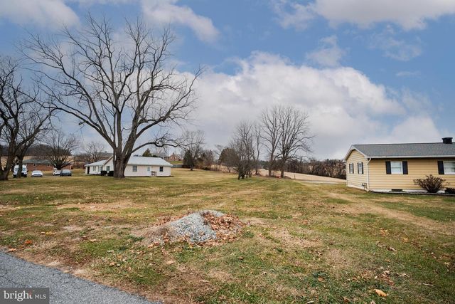 48 W HIGH ST, Windsor, PA 17366