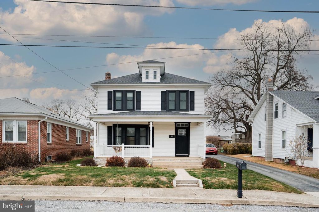 48 W HIGH ST, Windsor, PA 17366