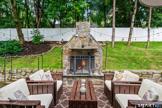 25 North Lake Shore Drive, Brookfield, CT 06804