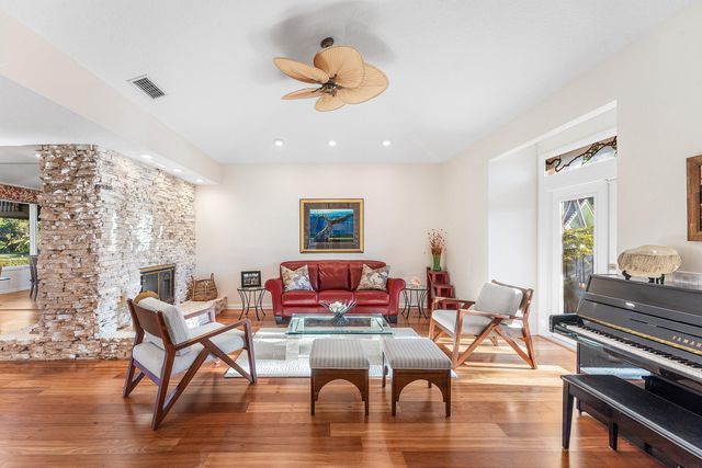 4 Sutherland Court, Palm Beach Gardens, FL 33418