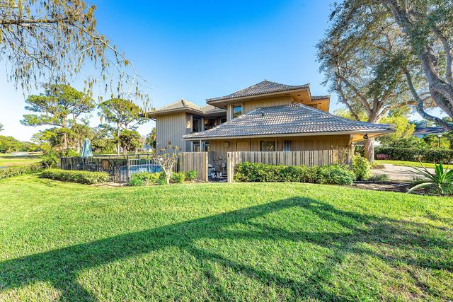 4 Sutherland Court, Palm Beach Gardens, FL 33418