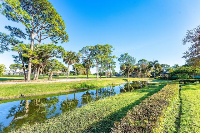 4 Sutherland Court, Palm Beach Gardens, FL 33418