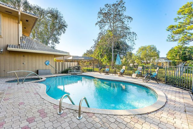 4 Sutherland Court, Palm Beach Gardens, FL 33418