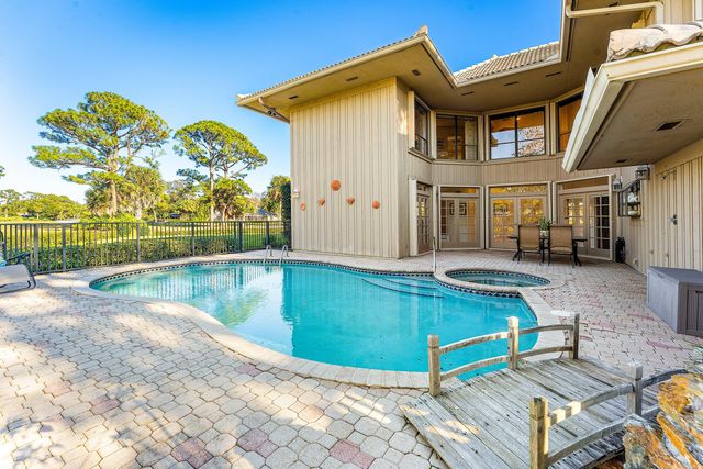 4 Sutherland Court, Palm Beach Gardens, FL 33418