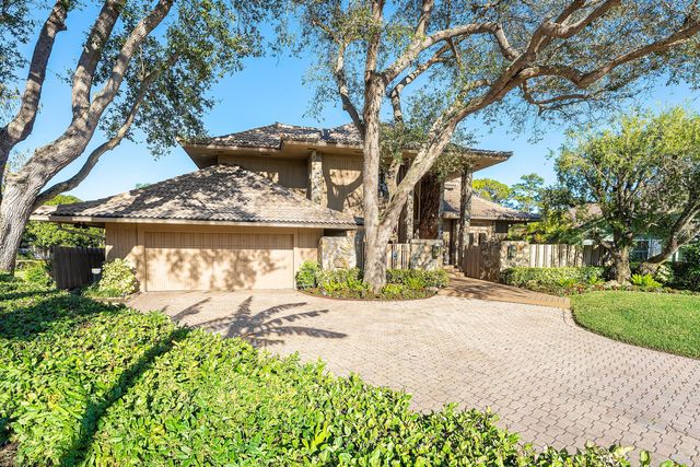 4 Sutherland Court, Palm Beach Gardens, FL 33418