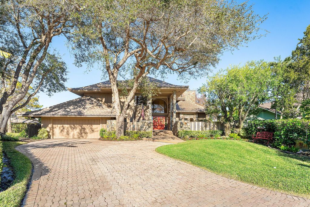 4 Sutherland Court, Palm Beach Gardens, FL 33418