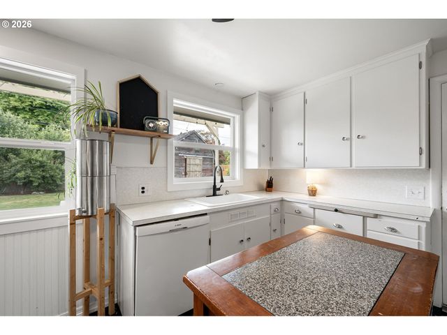 765 LOUIS St, Eugene, OR 97402