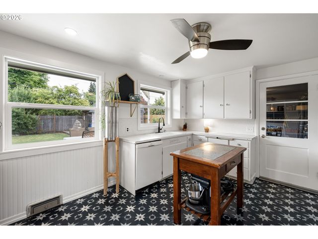 765 LOUIS St, Eugene, OR 97402