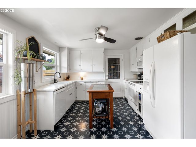 765 LOUIS St, Eugene, OR 97402
