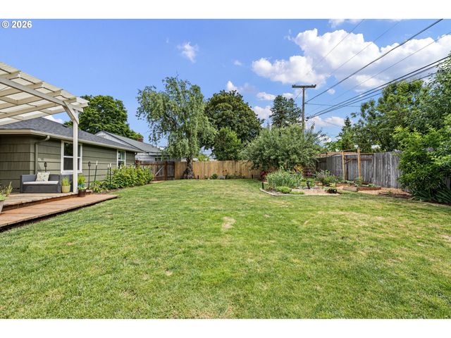 765 LOUIS St, Eugene, OR 97402