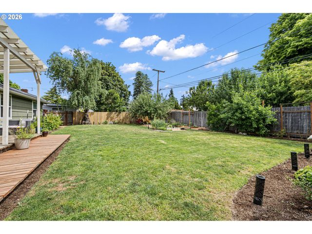765 LOUIS St, Eugene, OR 97402