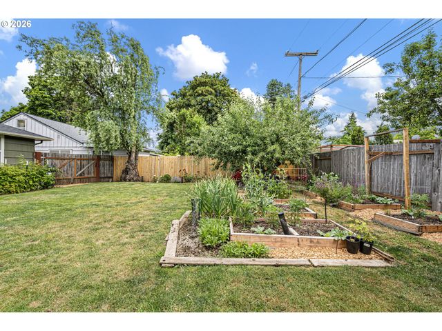 765 LOUIS St, Eugene, OR 97402