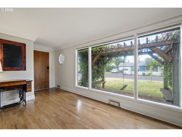 765 LOUIS St, Eugene, OR 97402