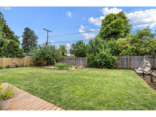 765 LOUIS St, Eugene, OR 97402