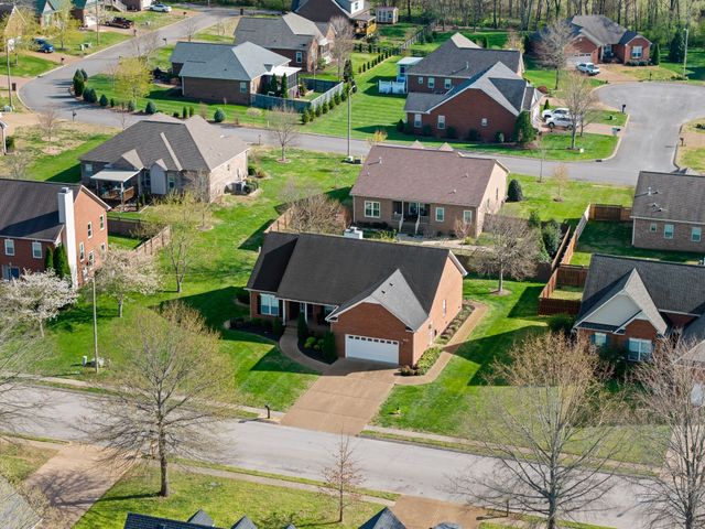 108 Candlewood Ct, Columbia, TN 38401