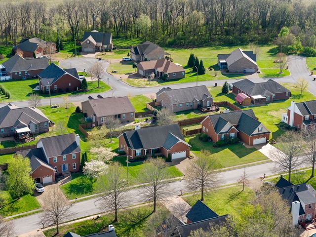 108 Candlewood Ct, Columbia, TN 38401