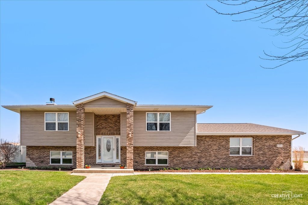 1075 S Illinois Street, Coal City, IL 60416