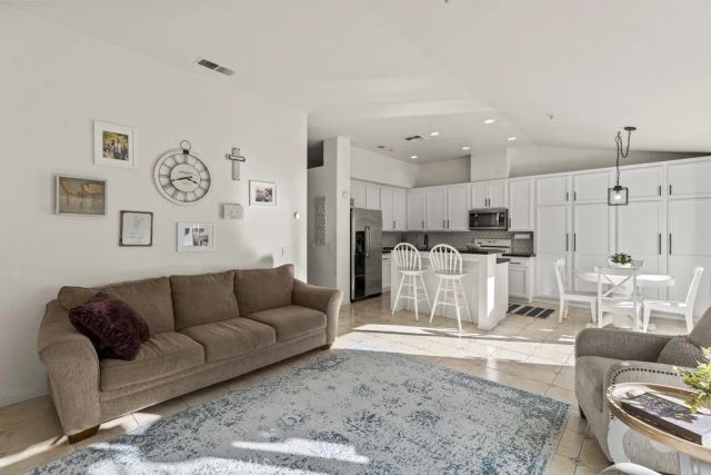 565 Rosalinda Drive, Oxnard, CA 93030