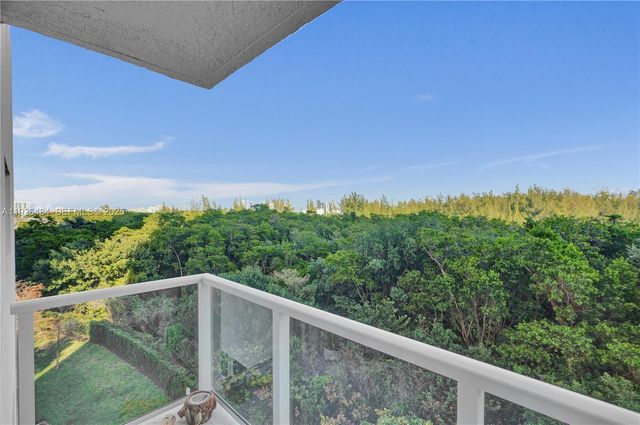 14951 Royal Oaks Ln 401, North Miami, FL 33181