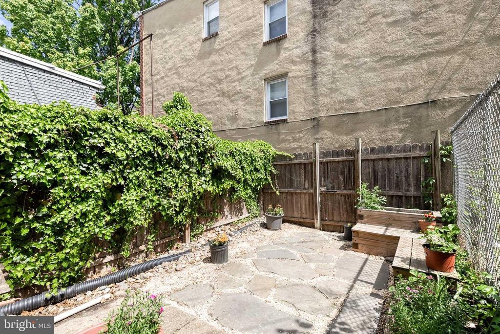 Image 28 of property listing at 2049 DIVISION ST, Baltimore, MD 21217