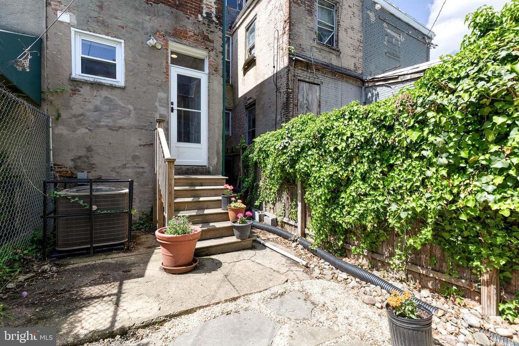 Image 29 of property listing at 2049 DIVISION ST, Baltimore, MD 21217