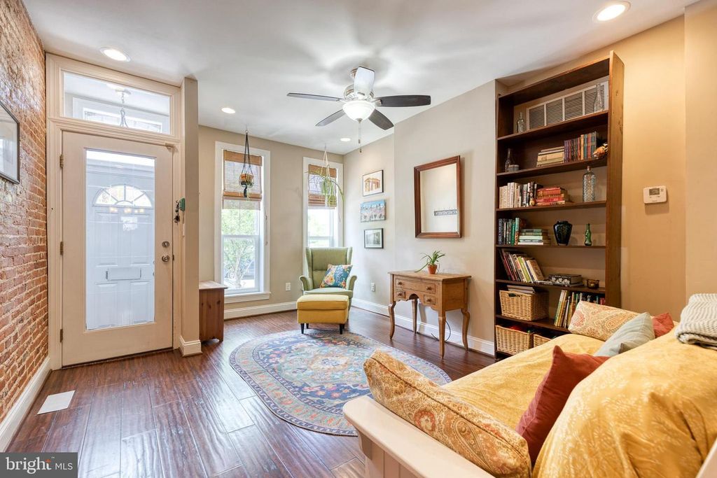 Image 5 of property listing at 2049 DIVISION ST, Baltimore, MD 21217