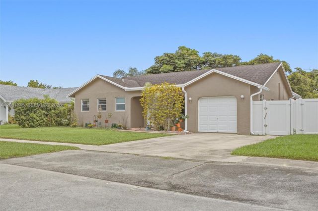 8410 SW 20th St, North Lauderdale, FL 33068