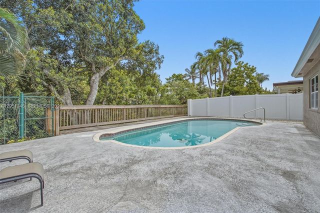 8410 SW 20th St, North Lauderdale, FL 33068