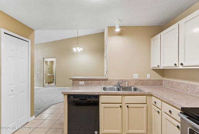 6069 MAGGIES Circle 115, Jacksonville, FL 32244