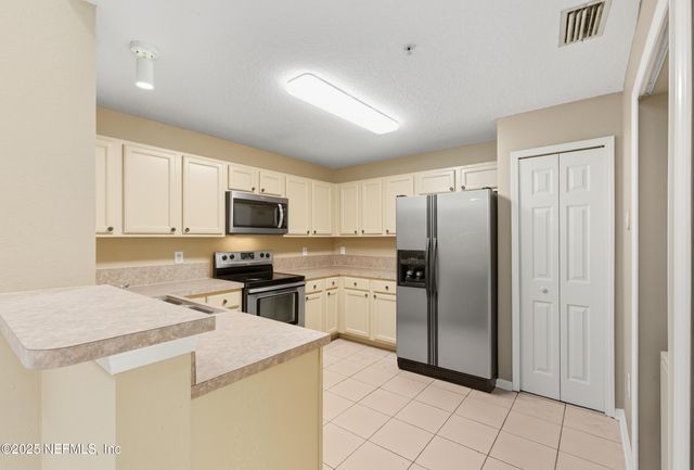 6069 MAGGIES Circle 115, Jacksonville, FL 32244