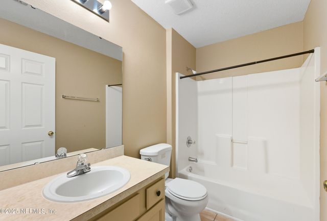 6069 MAGGIES Circle 115, Jacksonville, FL 32244