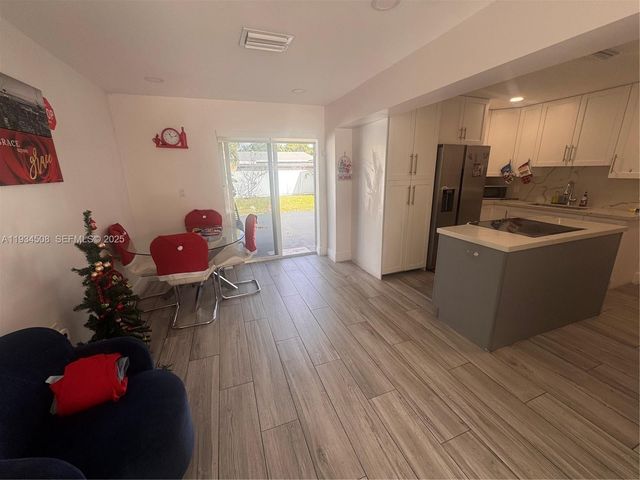 8935 SW 38th St, Miami, FL 33165