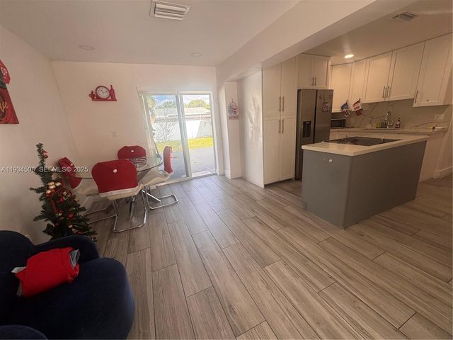 8935 SW 38th St, Miami, FL 33165