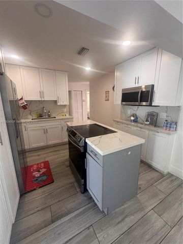 8935 SW 38th St, Miami, FL 33165