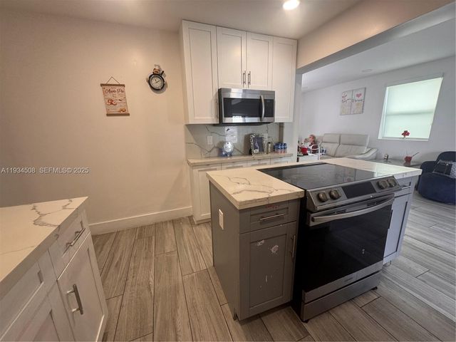 8935 SW 38th St, Miami, FL 33165