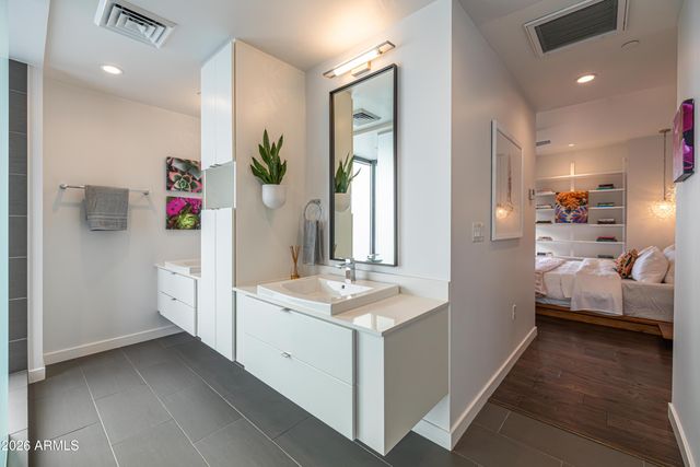 200 W PORTLAND Street 827, Phoenix, AZ 85003