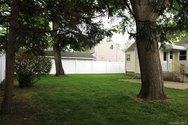 8 Garden Place, Merrick, NY 11566