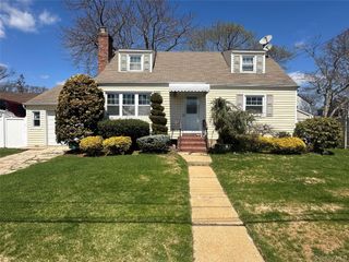 8 Garden Place, Merrick, NY 11566