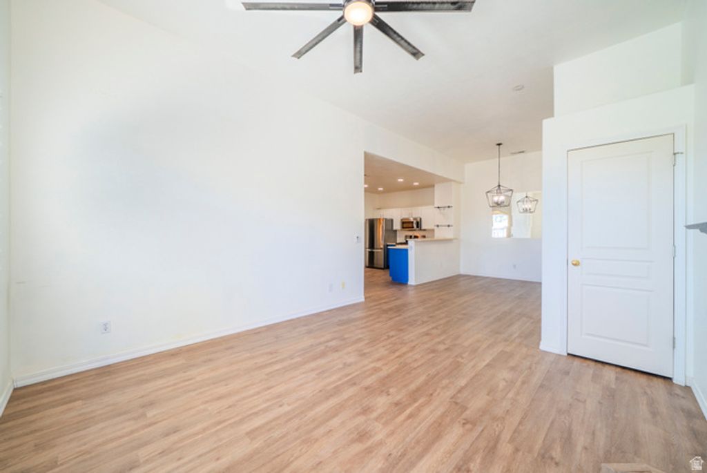 Image 11 of property listing at 986 N SHETLAND LN, Farmington, UT 84025
