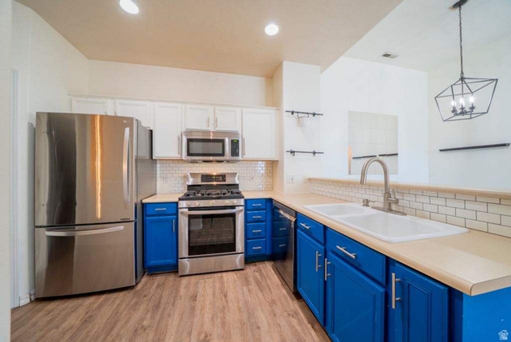 Image 14 of property listing at 986 N SHETLAND LN, Farmington, UT 84025