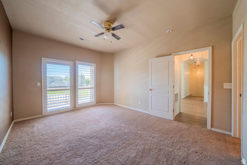 Image 19 of property listing at 986 N SHETLAND LN, Farmington, UT 84025